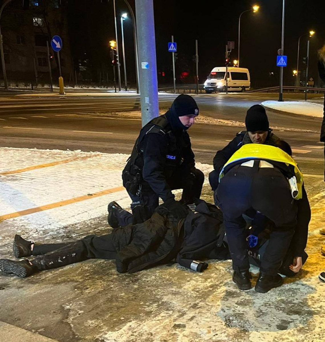 15-latek wypił dużą ilość alkoholu i stracił przytomność. Policjanci ratowali go na ulicy, chłopak trafił do szpitala