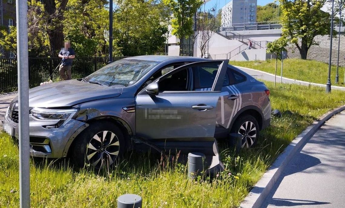 15-latek wypożyczył auto na cudze dane, uciekając przed policyjnym pościgiem wjechał w radiowóz i inne auta