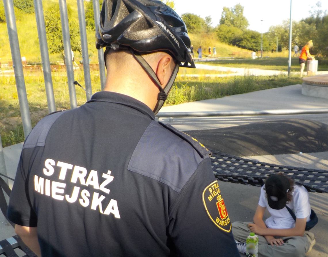 15-latek z butelką wódki "relaksował" się na placu zabaw. Interweniowała Straż Miejska