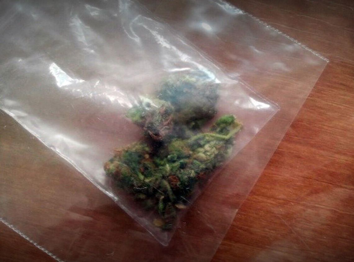 15-latek zobaczył radiowóz i coś wyrzucił. W zawiniątku była marihuana 15-latek zobaczył radiowóz i coś wyrzucił. W zawiniątku była marihuana
