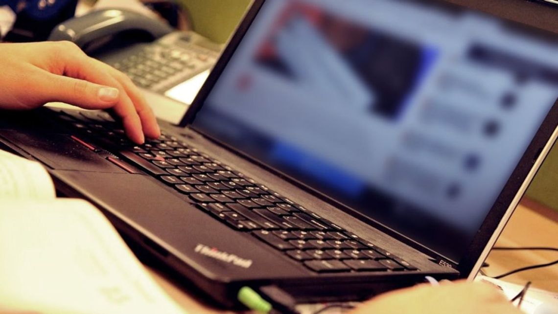 15-latka ośmieszała w sieci nauczyciela. Założyła fejkowe konto z jego zdjęciami i pisała komentarze