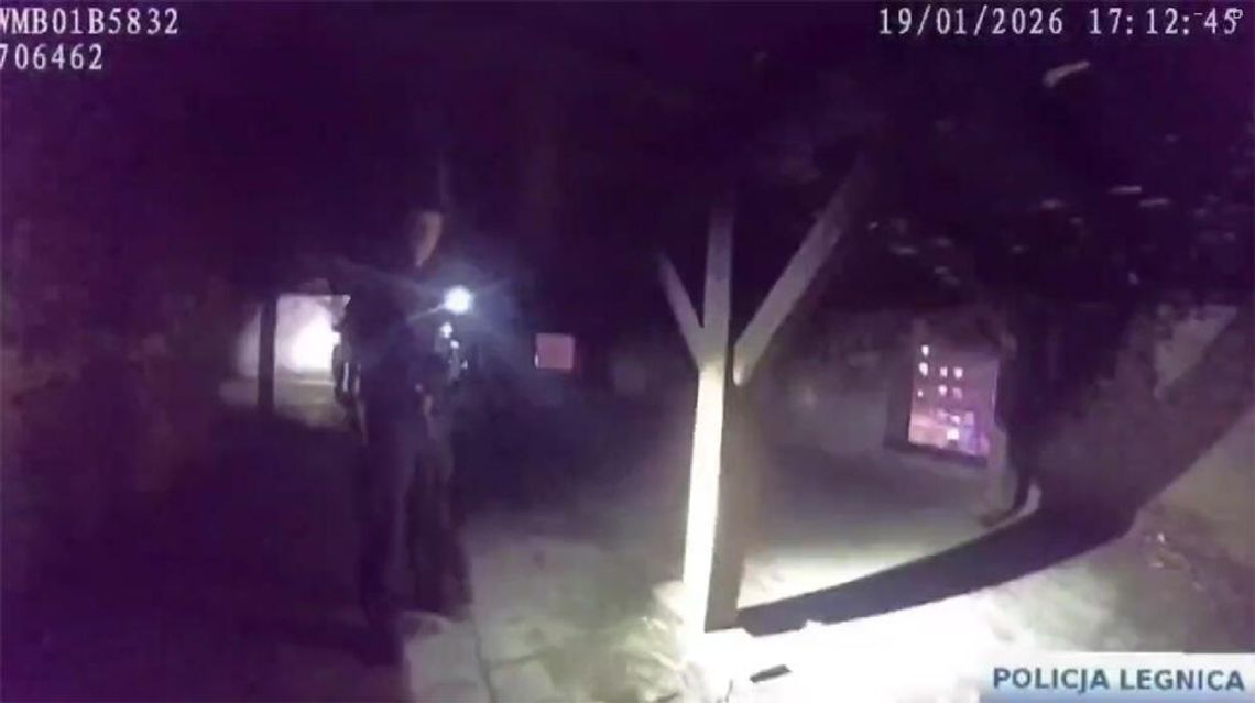 15-letni chłopak wszedł na spalony dach i groził, że skoczy. Policjantce udało się go przekonać, aby bezpiecznie szedł na dół 15-letni chłopak wszedł na spalony dach i groził, że skoczy. Policjantce udało się go przekonać, aby bezpiecznie szedł na dół