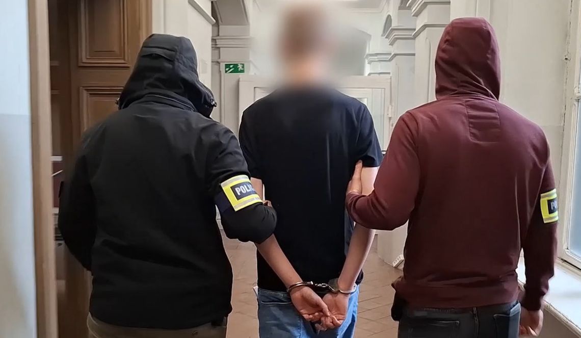 16 i 17-latek zaatakowali 70-letniego mężczyznę. Kopali go po całym ciele i bili pałką teleskopową