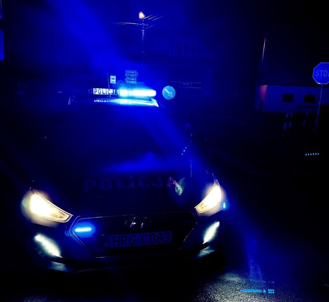 16-latek bez prawa jazdy uciekał policji. Pasażerka, która udostępniła mu auto skończyła z mandatem