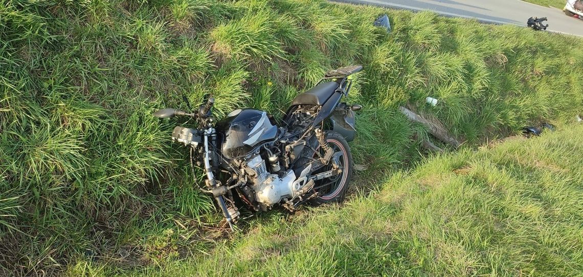 16-latek bez prawka wjechał motorem na czołówkę z autem. W ciężkim stanie trafił do szpitala