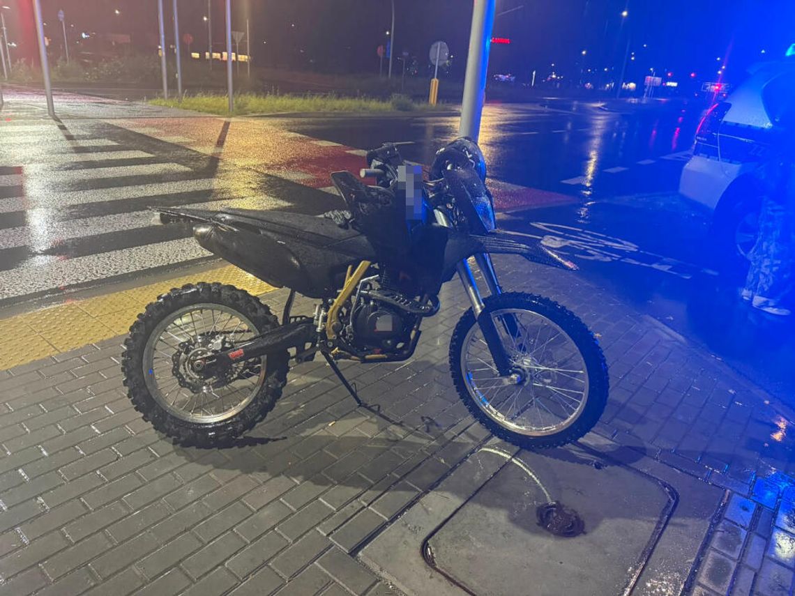 16-latek jechał nocą crossem bez tablic i OC. Ojciec chłopaka dostał 3 tysiące złotych mandatu 16-latek jechał nocą crossem bez tablic i OC. Ojciec chłopaka dostał 3 tysiące złotych mandatu