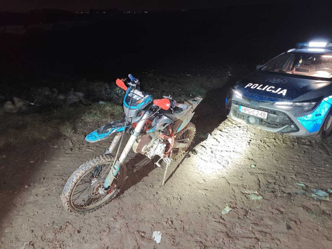 16-latek na crossie uciekał przed policjantami. Pościg zakończył kolizją z radiowozem