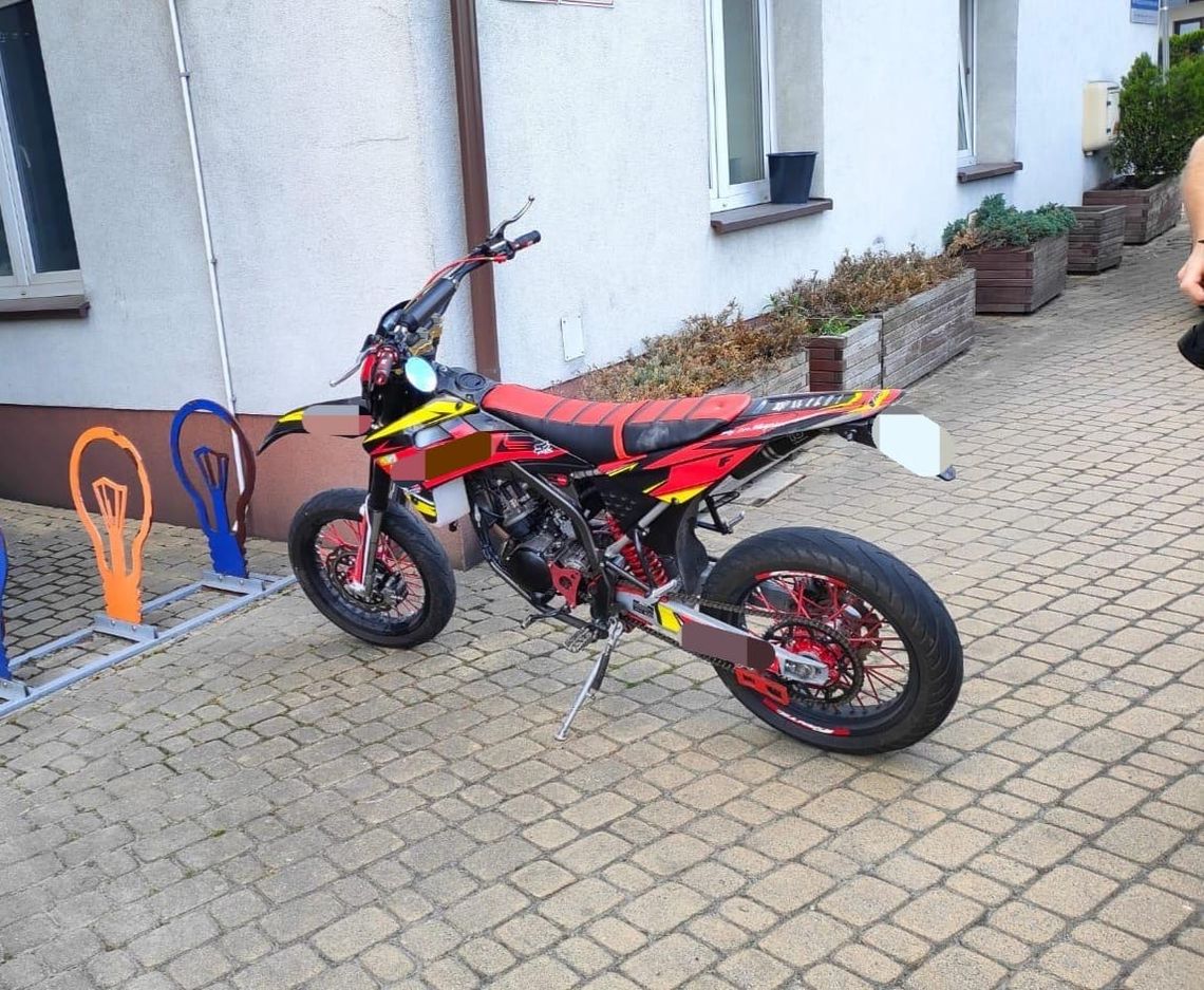 16-latek na motorowerze potrącił 15-latkę przechodzącą przez przejście dla pieszych. Zatrzymano mu prawo jazdy 16-latek na motorowerze potrącił 15-latkę przechodzącą przez przejście dla pieszych. Zatrzymano mu prawo jazdy