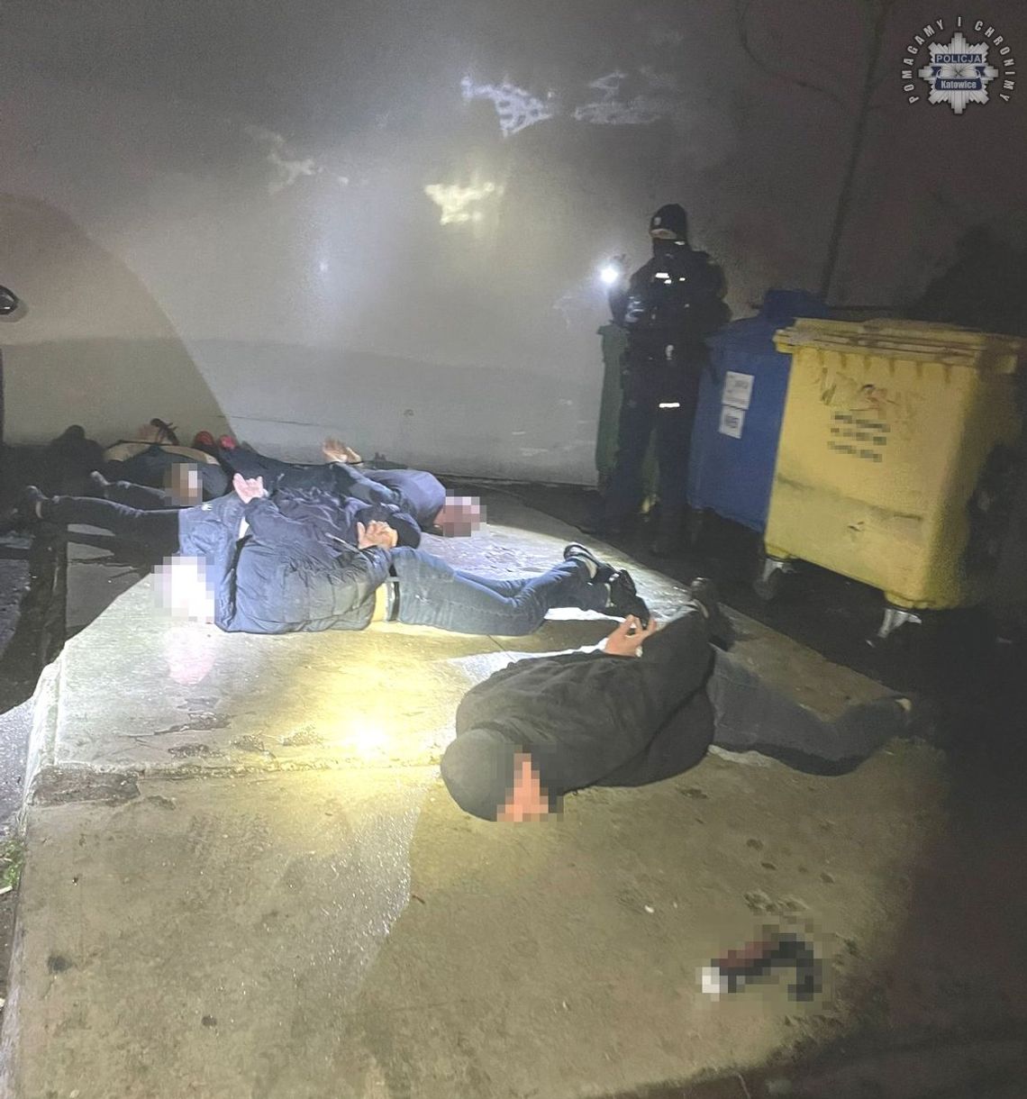 16-latek napadnięty przez ośmiu mężczyzn. Bili go w klubie muzycznym, potem wciągnęli do bramy