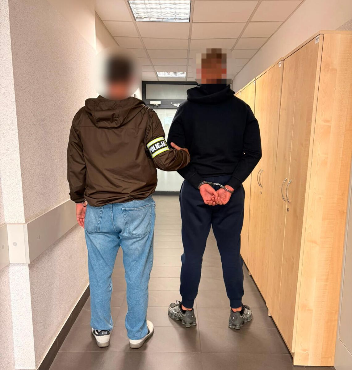 16-latek odebrał od seniora 45 tys. zł. Policjanci zatrzymali go i jego 18-letniego zleceniodawcę