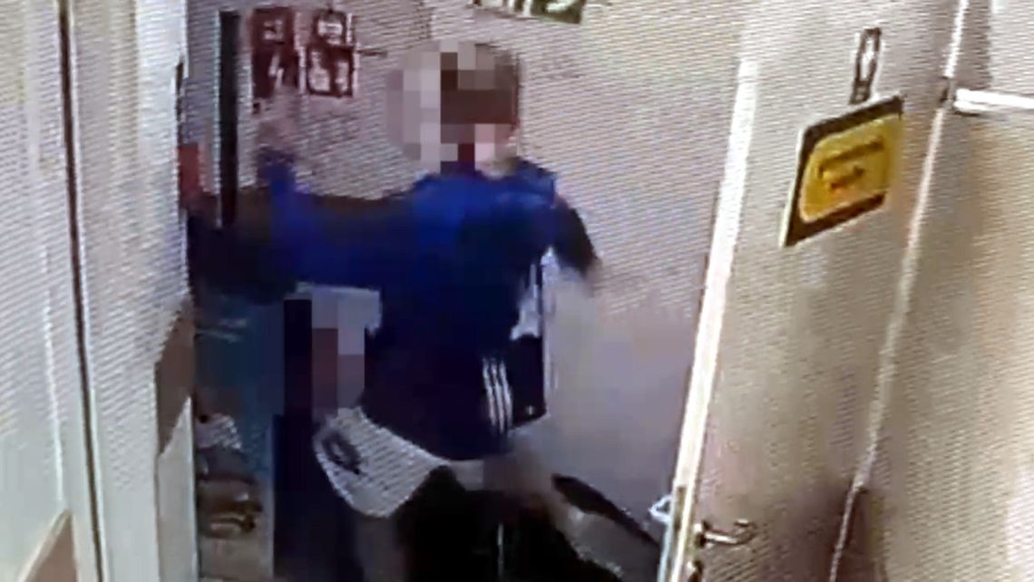 16-latek skatował ochroniarza w sklepie. Mężczyzna doznał złamania kości czaszki i twarzoczaszki