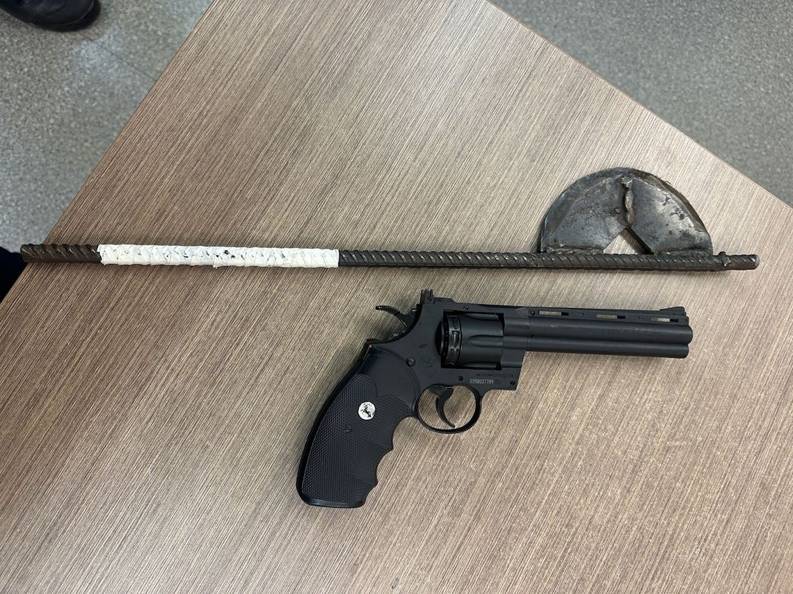 16-latek spacerował po mieście z siekierą i atrapą rewolweru. Był ciekawy, jak zareagują ludzie 16-latek spacerował po mieście z siekierą i atrapą rewolweru. Był ciekawy, jak zareagują ludzie