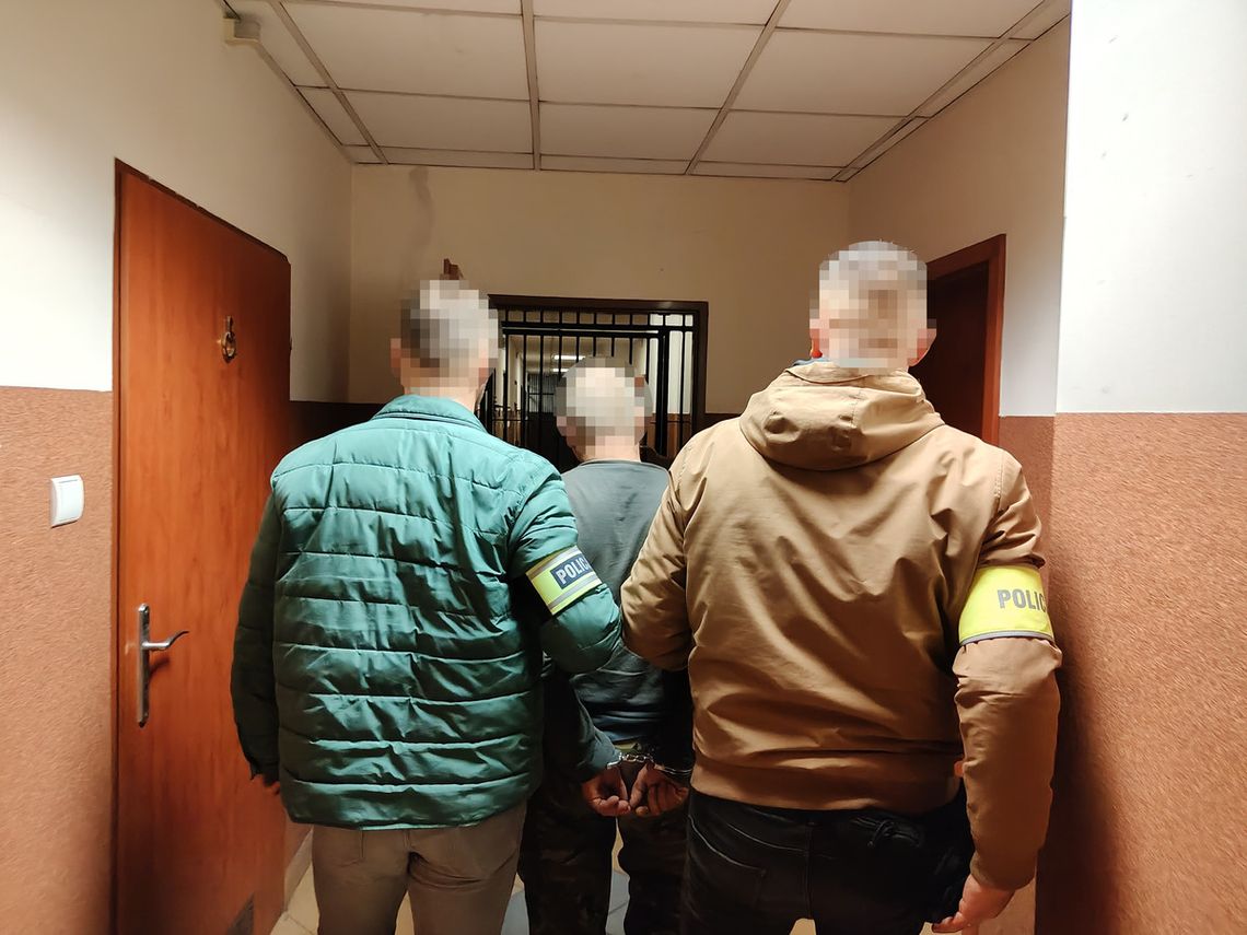 16-latek spryskał gazem Białorusinów stojących na ulicy i tak narobił problemów ojcu. Mężczyzna odpowie za narkotyki