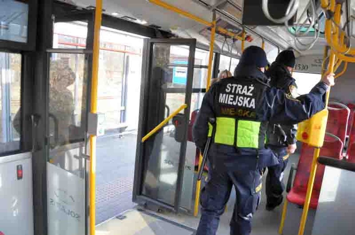 16-latek wypił 0,7 litra wódki i spał w autobusie. Po obudzeniu atakował strażników miejskich