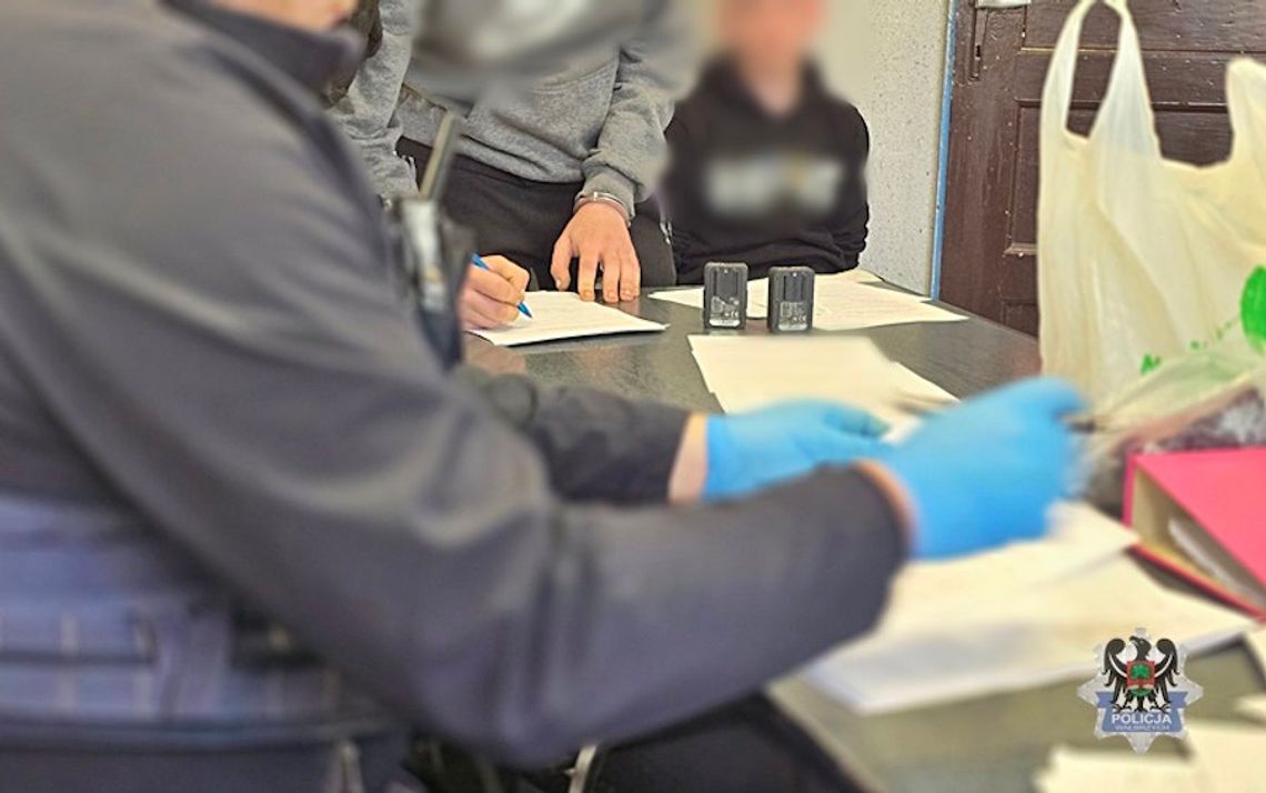 16-latka i dwóch 19-latków zatrzymanych za brutalne pobicie mężczyzny. Napadli go o poranku 16-latka i dwóch 19-latków zatrzymanych za brutalne pobicie mężczyzny. Napadli go o poranku