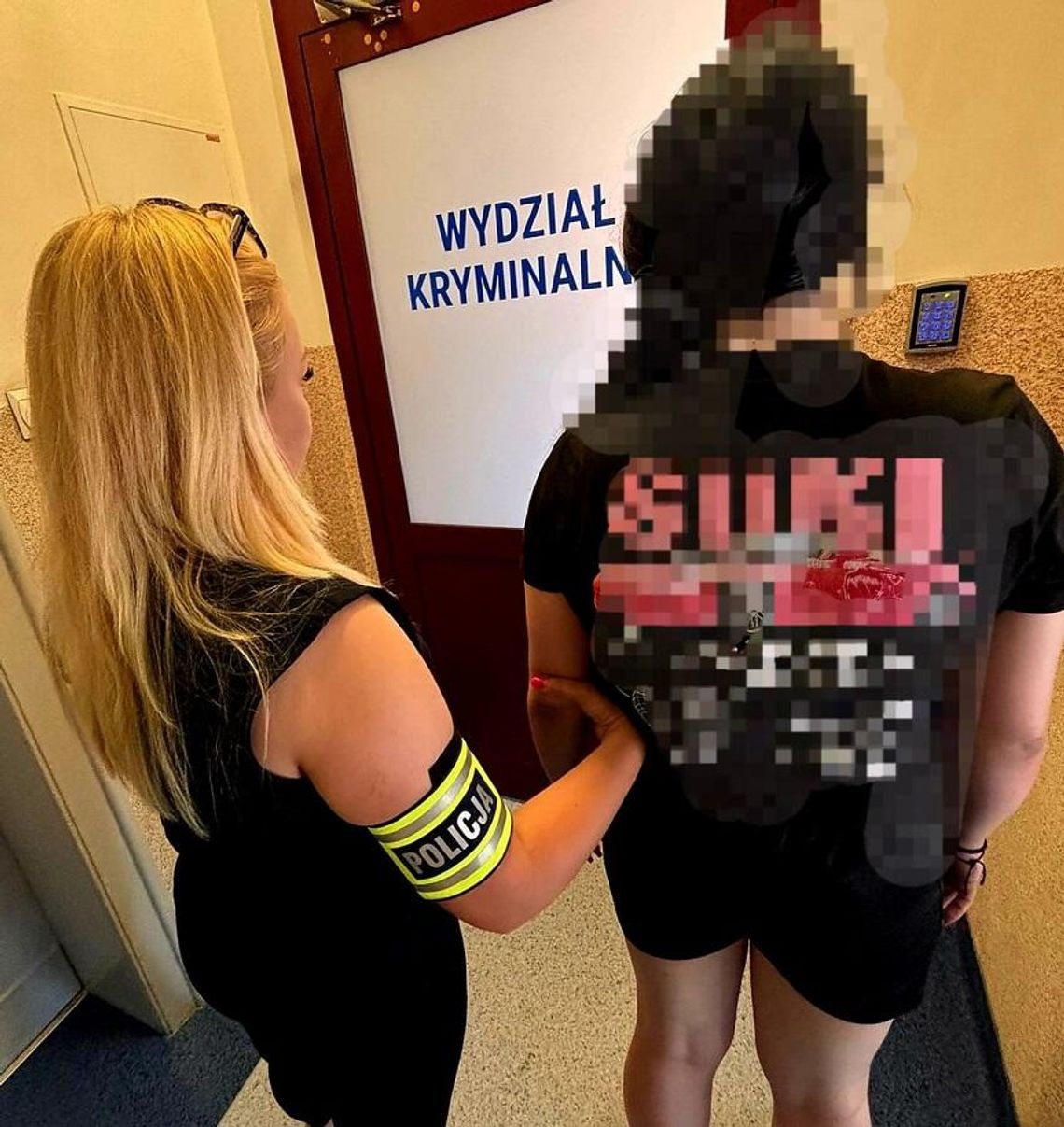 16-latka ukryła narkotyki na sklepowej półce. Kryminalni zatrzymali ją i kolegę w centrum handlowym