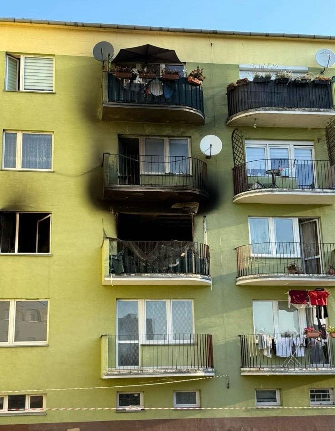 16-letni chłopak zginął w pożarze mieszkania. Jedna osoba wyskoczyła przez okno, dwóm udało się schronić na balkonie