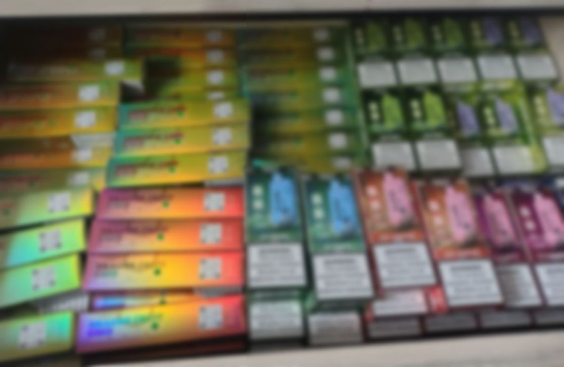 17-latek chciał rozkręcić handel nielegalnymi e-papierosami i ziołem. Karierę przerwała mu policja