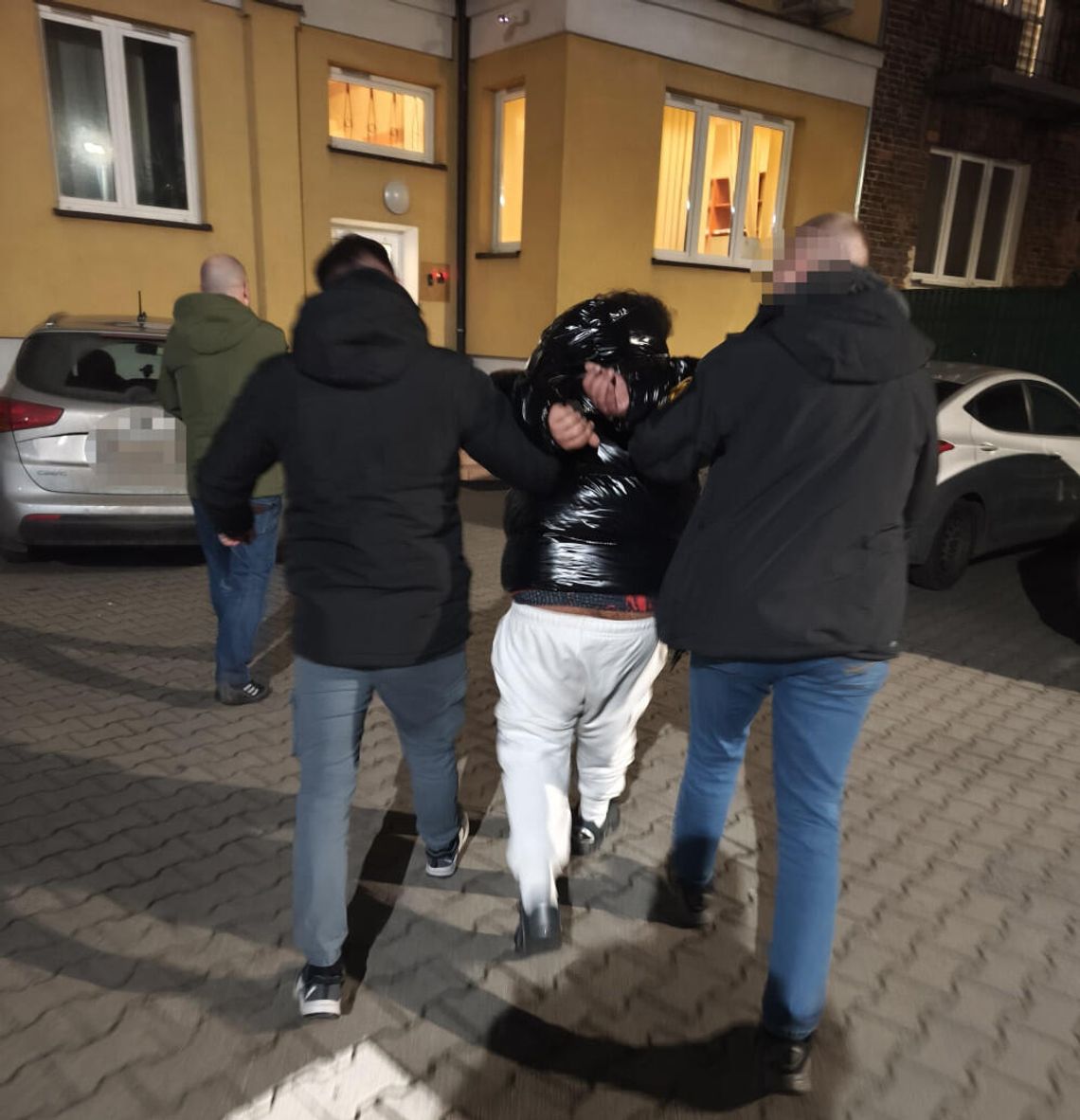 17-latek aresztowany za rozbój na 13-latku. Grożąc mu nożem zabrał kurtkę wartą 700 złotych