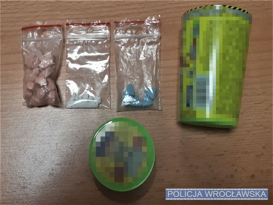 17-latek dilował amfetaminą i ecstasy. Wpadł, bo nerwowo kręcił się w bramie