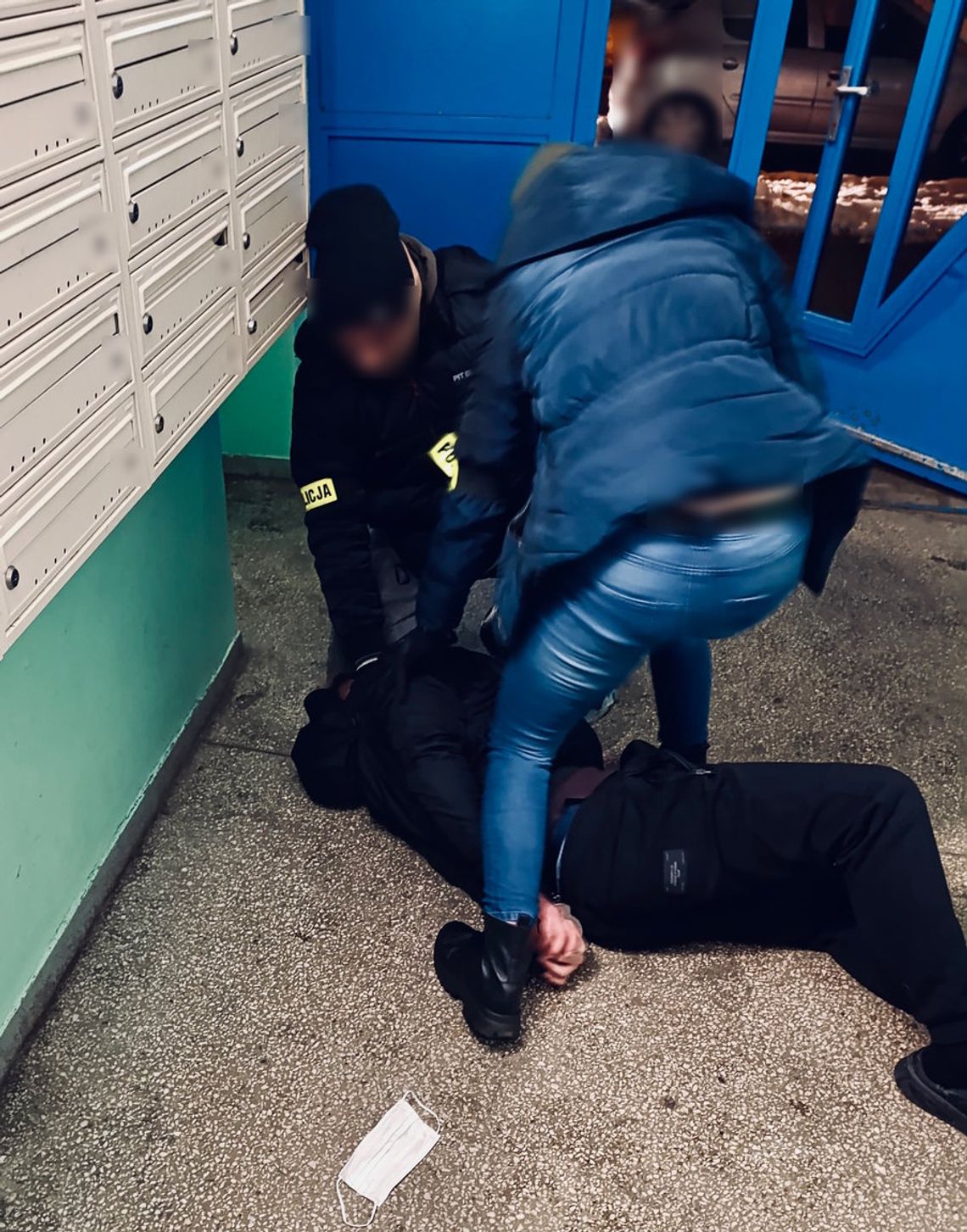 17-latek działał na zlecenie oszustów. Wpadł, gdy odbierał 20 tysięcy złotych od staruszki 17-latek działał na zlecenie oszustów. Wpadł, gdy odbierał 20 tysięcy złotych od staruszki