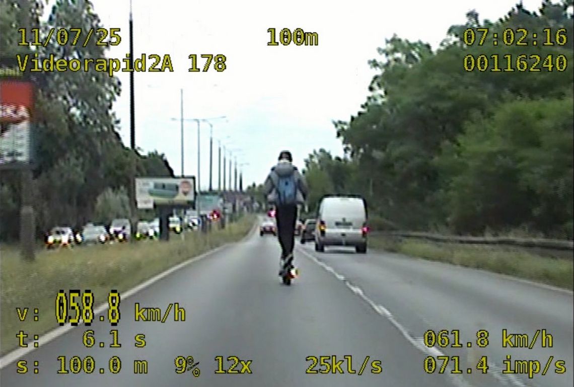 17-latek jechał lewym pasem na hulajnodze prawie 60 na godzinę i wyprzedzał samochody