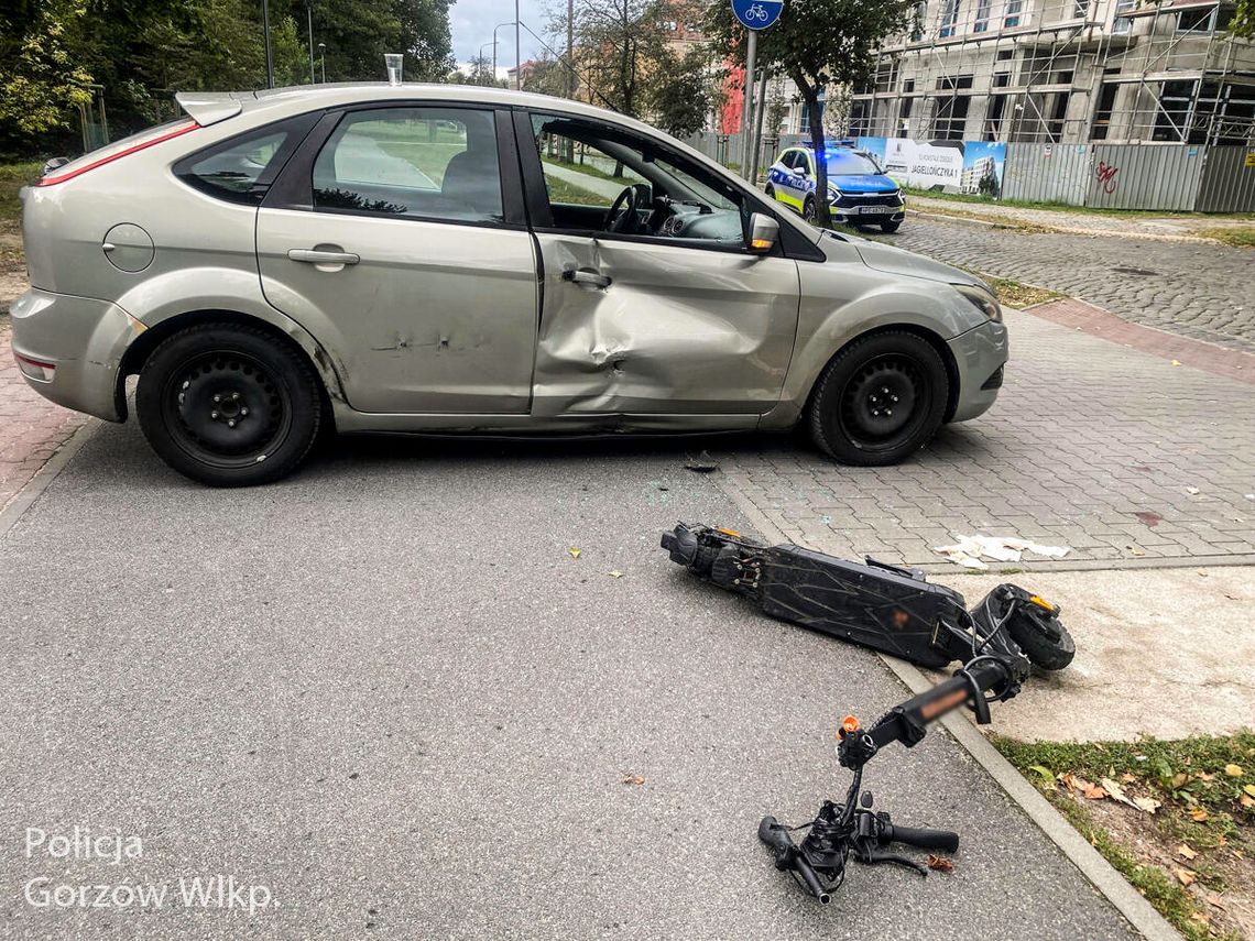 17-latek na hulajnodze elektrycznej zderzył się z samochodem. Ze złamaniami trafił do szpitala 17-latek na hulajnodze elektrycznej zderzył się z samochodem. Ze złamaniami trafił do szpitala