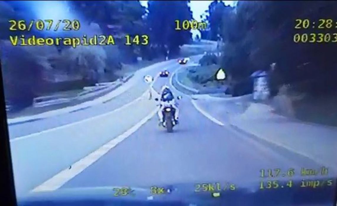 17-latek na motocyklu ucieka policji. Zatrzymała go dopiero blokada. WIDEO