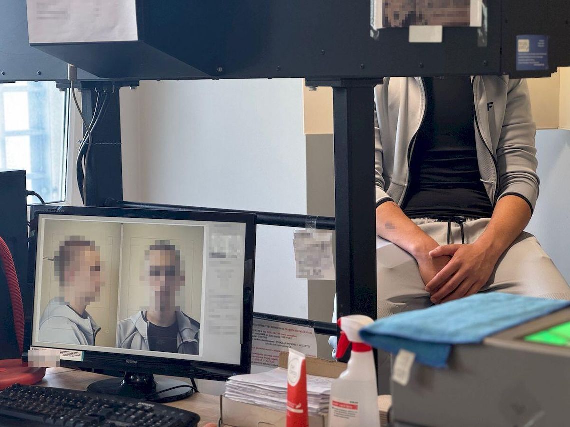 17-latek ostrzelał z wiatrówki wiatę przystankową i samochód. Wpadł przez nagranie z monitoringu