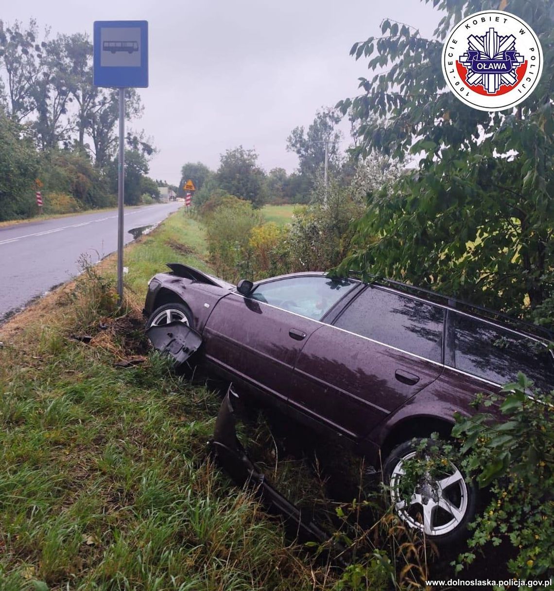 17-latek podprowadził auto rodzicom i ruszył w trasę, ale przecenił swoje umiejętności. Audi wpadło do rowu