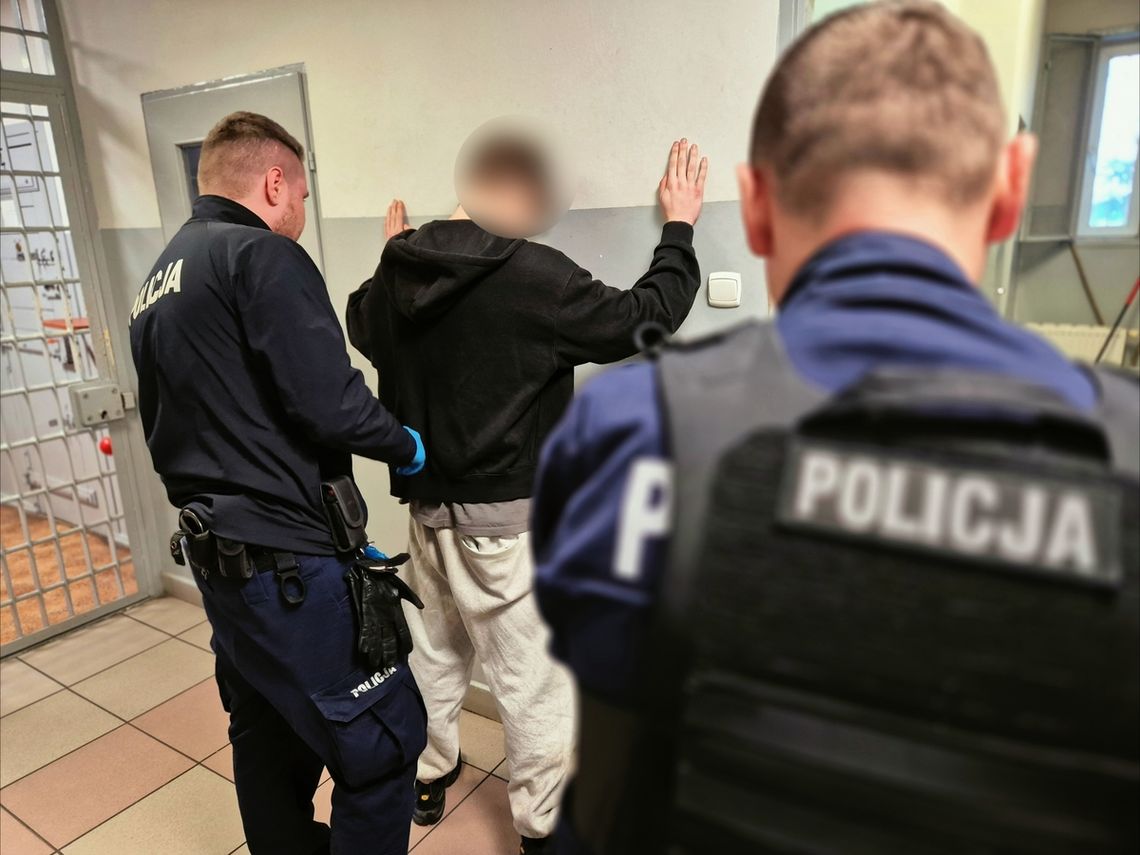 17-latek próbował uciec policji, ale nie wyszło i walnął w betonowy płot. Miał w aucie ponad 134 gramy zioła