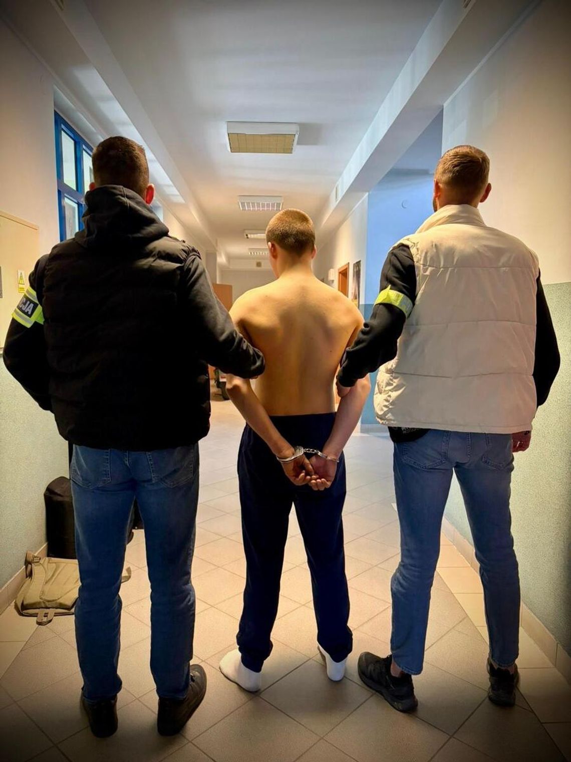 17-latek próbował uciec policji przez okno. Miał dużo narkotyków i atrapę pistoletu