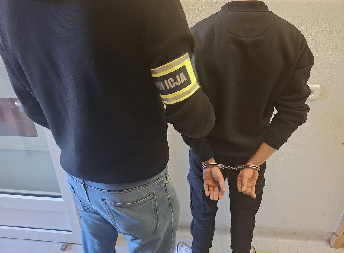 17-latek przyszedł z narkotykami do kolegów. Miał pecha, bo trafił na nalot policji 17-latek przyszedł z narkotykami do kolegów. Miał pecha, bo trafił na nalot policji