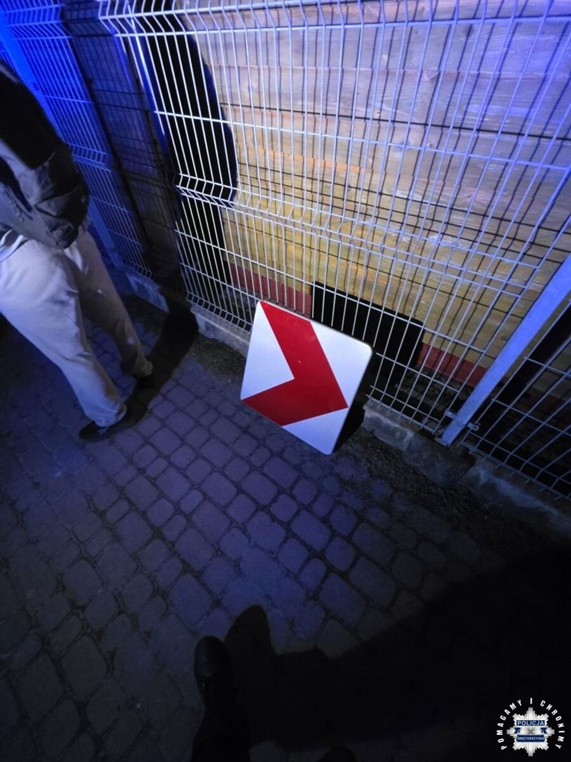 17-latek szedł przez miasto ze znakiem drogowym. Tłumaczył, że chce sobie udekorować pokój