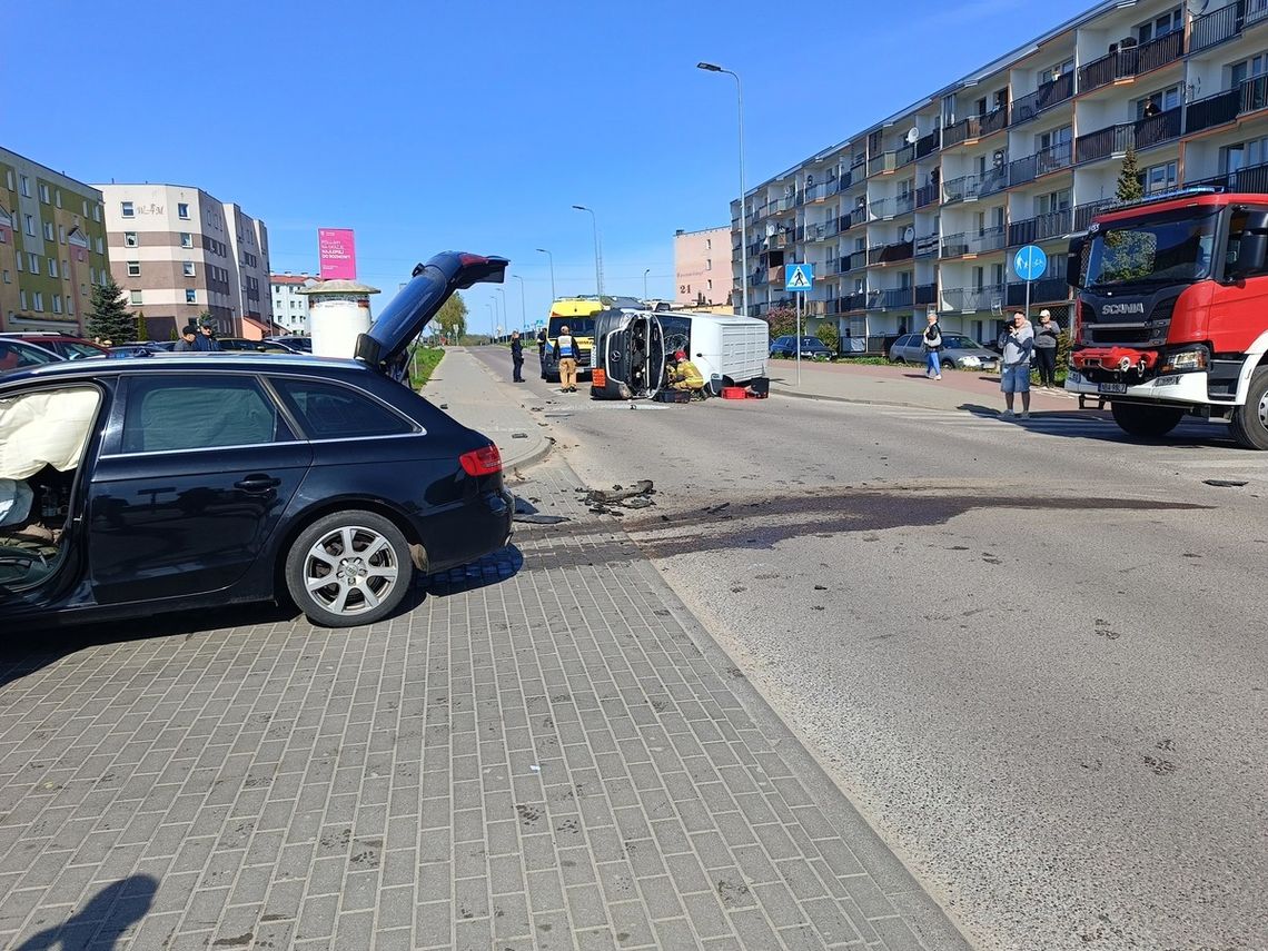 17-latek ukradł auto znajomym, z którymi pił alkohol. Uciekając policji doprowadził do wypadku