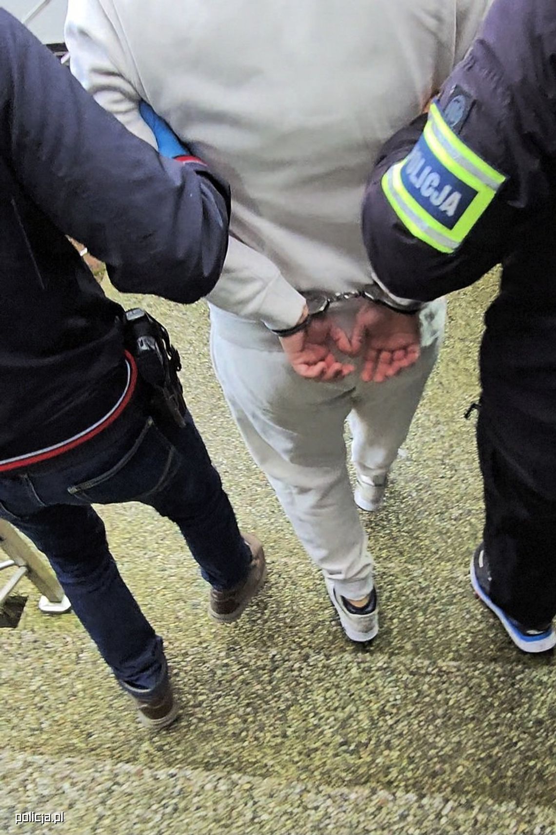 17-latek w ataku szału ruszył na policjantów z dużym kuchennym nożem. Rzucał się nawet po obezwładnieniu 17-latek w ataku szału ruszył na policjantów z dużym kuchennym nożem. Rzucał się nawet po obezwładnieniu