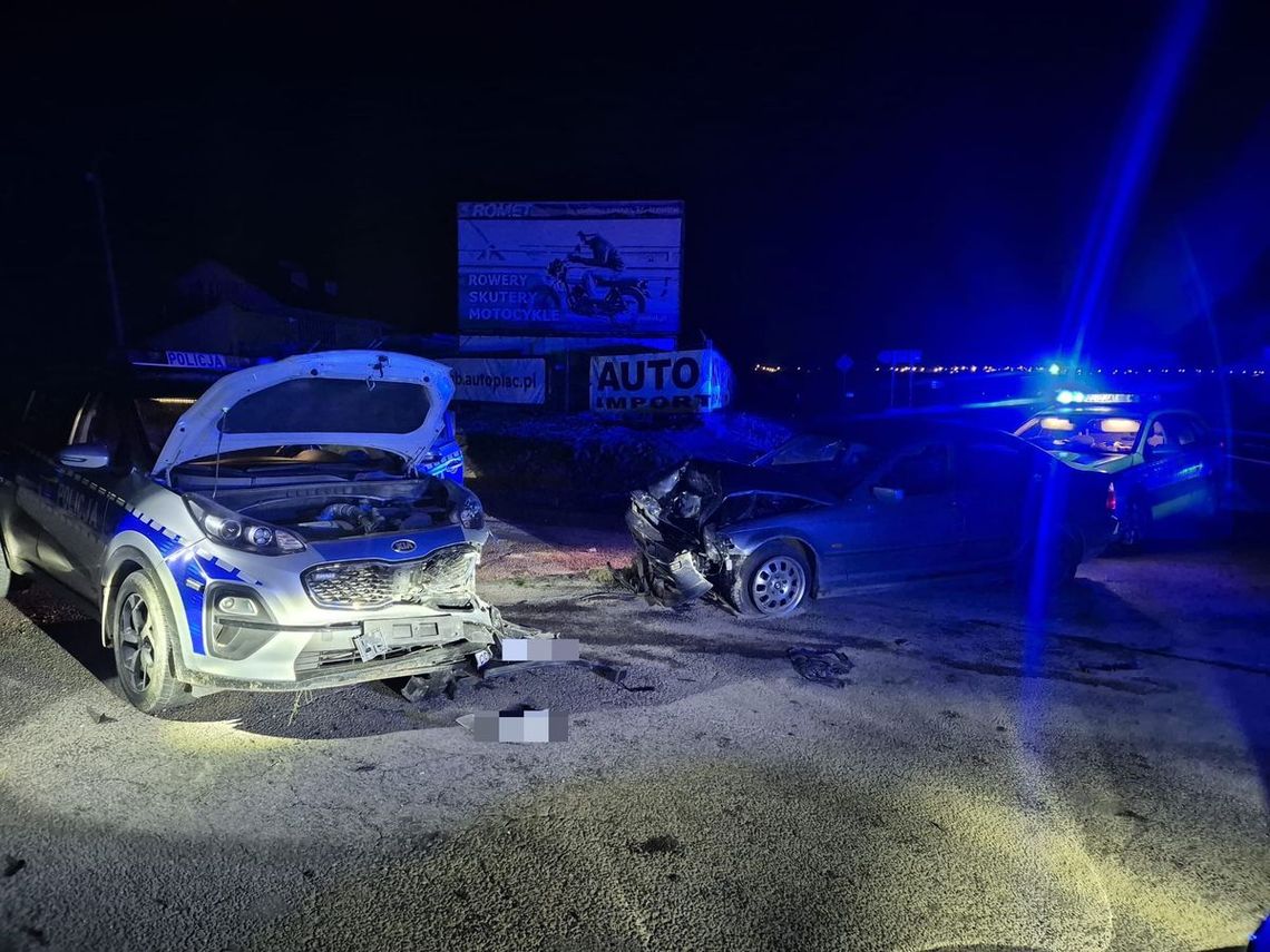 17-latek w BMW podczas pościgu zderzył się z dwoma radiowozami. Ranni policjanci trafili do szpitala
