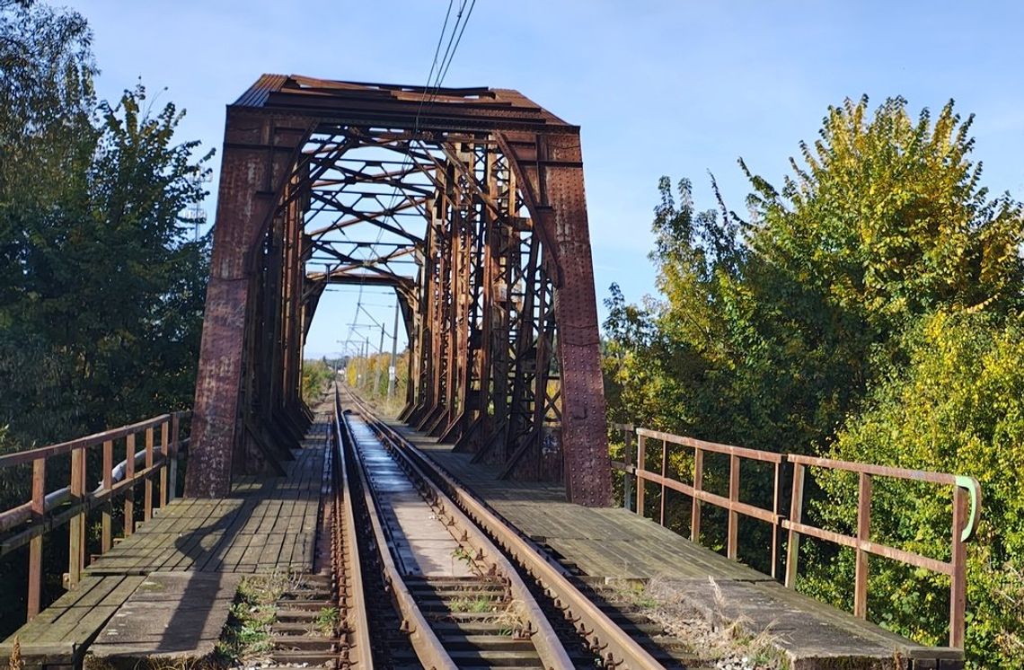 17-latek wdrapał się na most kolejowy. Został porażony prądem i spadł z wysokości kilku metrów 17-latek wdrapał się na most kolejowy. Został porażony prądem i spadł z wysokości kilku metrów