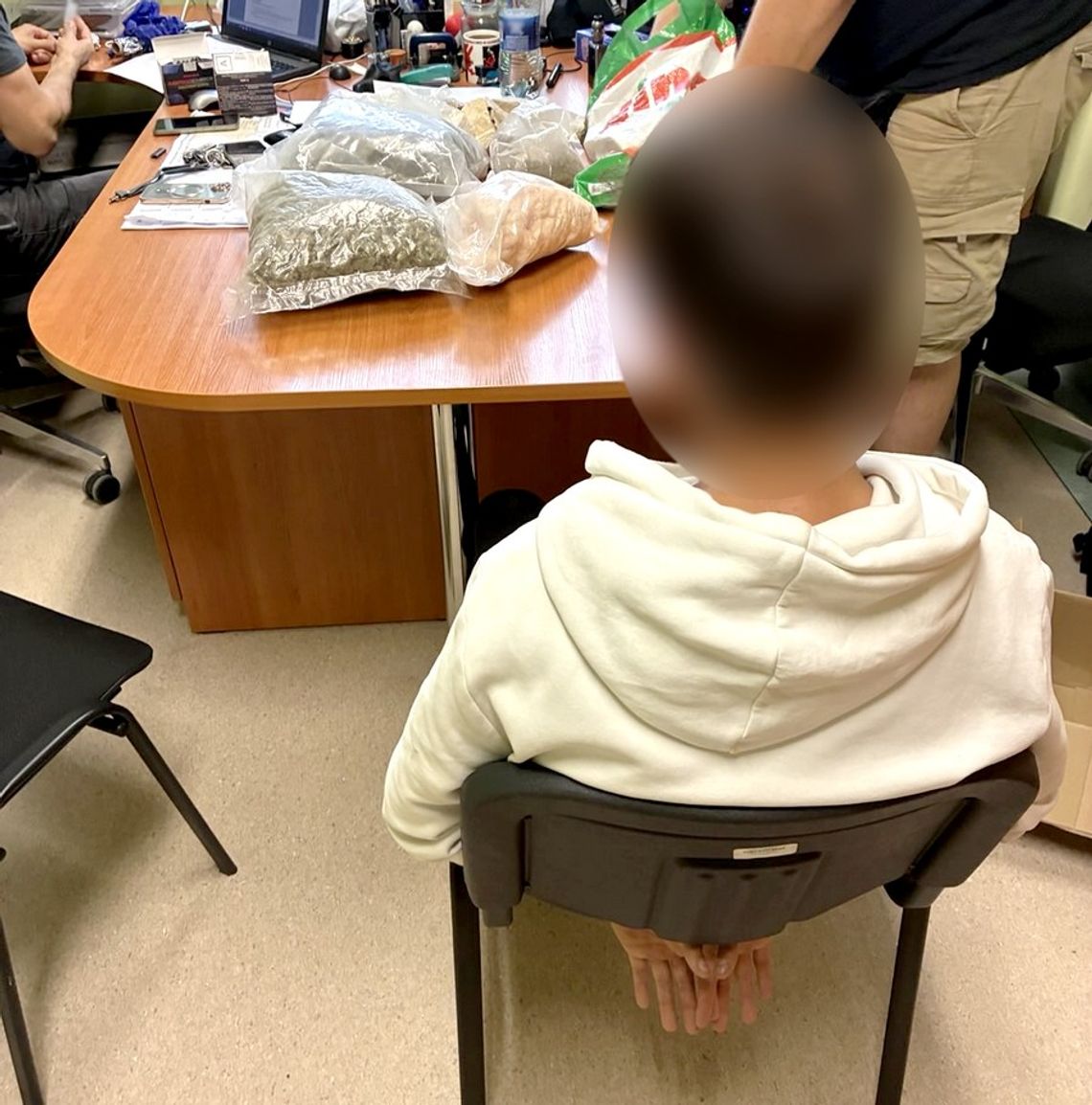 17-latek wiózł kilogram marihuany. Po wpadce policjanci dotarli do 24-letniego dostawcy