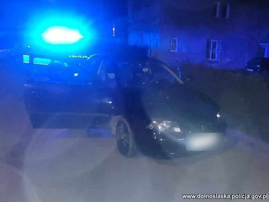 17-latek zabrał samochód rodzicom, pił i brał narkotyki, a potem woził się z 43-letnim kolegą. Zabawę przerwała policja