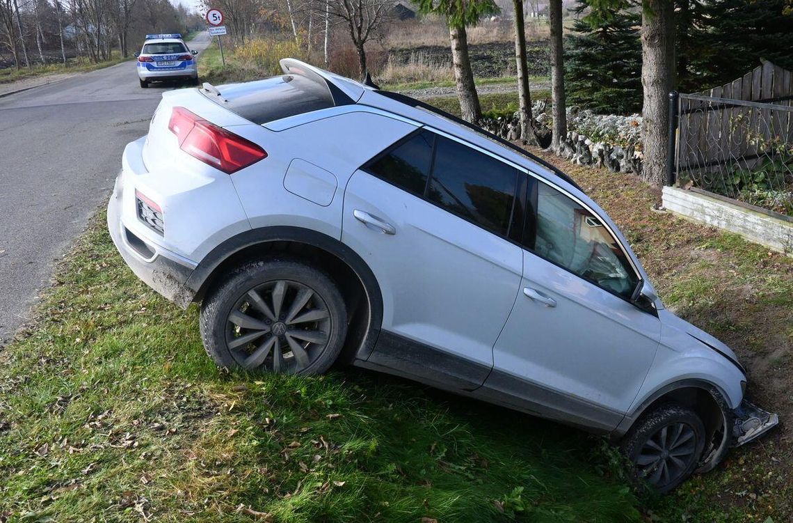 17-latek zwinął auto rodzicom, żeby zaimponować dziewczynie. Przejażdżka zakończyła się w rowie
