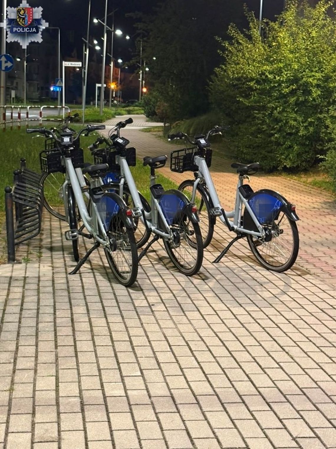 17-latki jechały rowerami pod wpływem alkoholu. Dostały po 2500 złotych mandatu 17-latki jechały rowerami pod wpływem alkoholu. Dostały po 2500 złotych mandatu