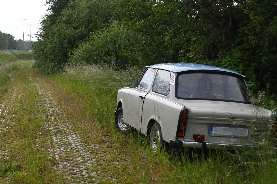 17-latkowie na gigancie z ośrodka ukradli trabanta i włamali się do kiosku, z którego zabrali fajki