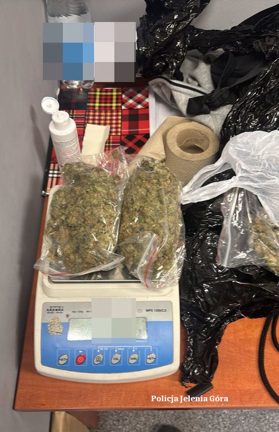 17-letni diler zatrzymany podczas ulicznej transakcji. W pokoju miał sejf z narkotykami