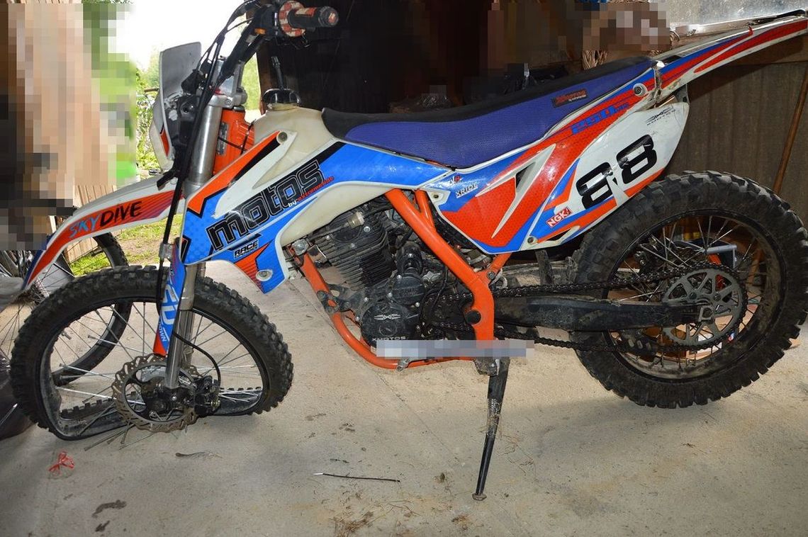 18-latek bez prawka jeździł crossem po polnej drodze. Wjechał w słup energetyczny i stertę gruzu