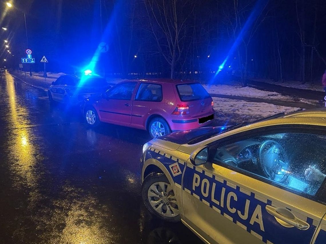 18-latek bez prawka uciekał policji. Gdy nie zdołał ich zgubić porzucił auto i wbiegł do lasu