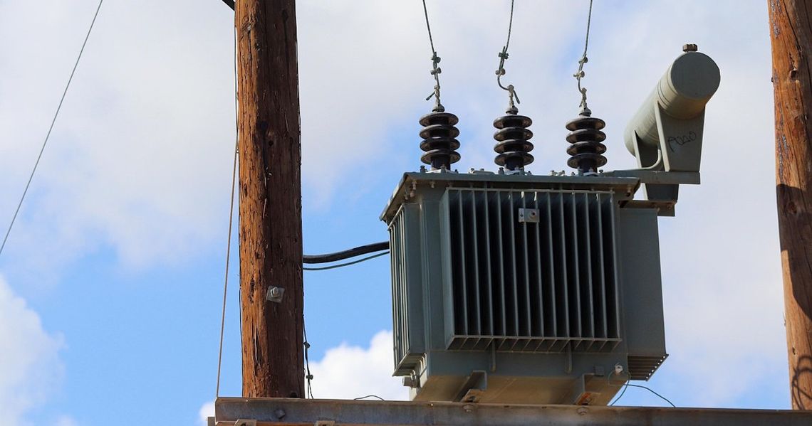 18-latek celowo odcinał zasilanie w mieście. Policjantom tłumaczył, że lubi "manipulować prądem"