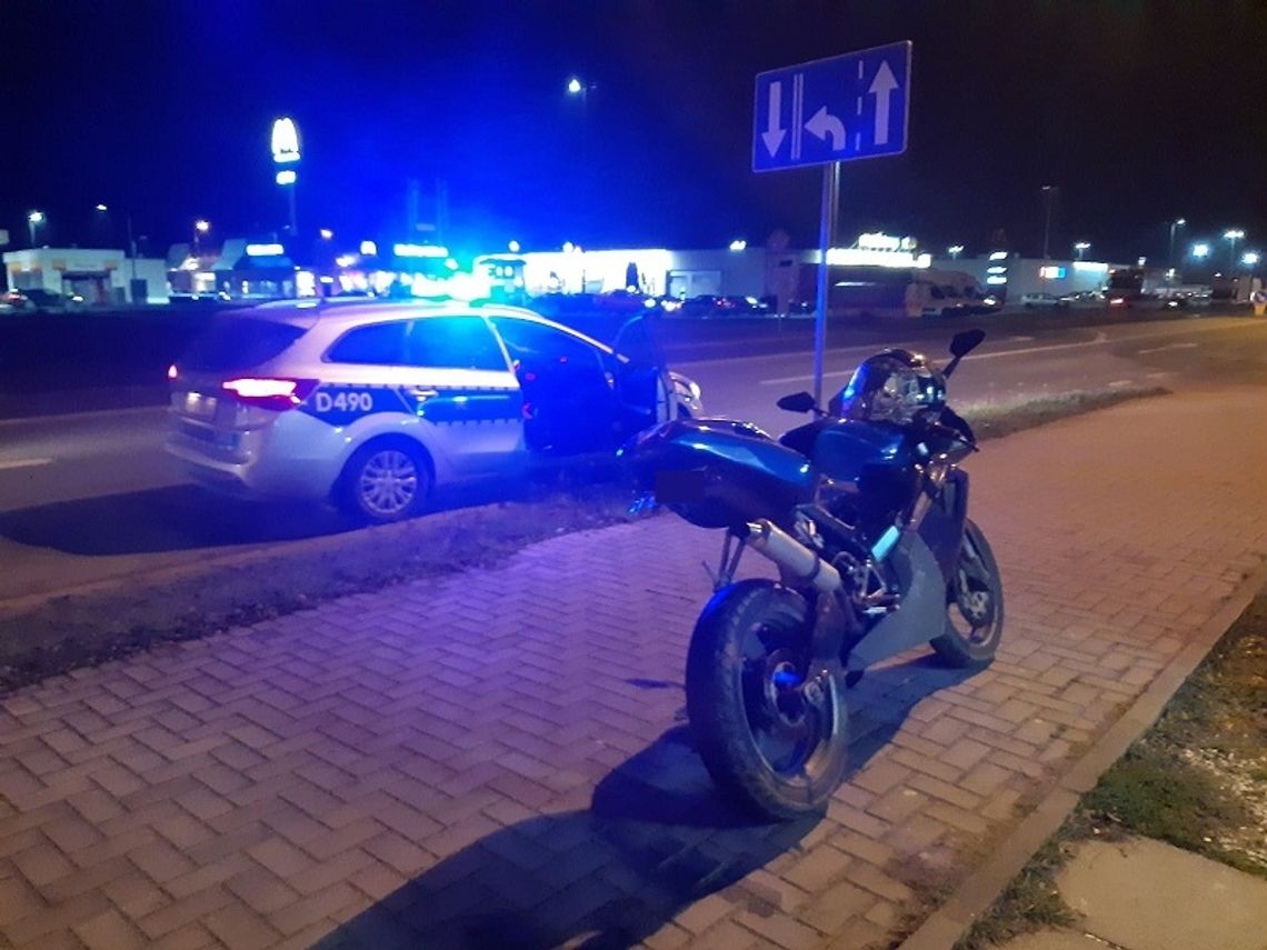 18-latek "palił gumę" na chodniku. Tłumaczył, że świętuje zakończenie sezonu motocyklowego