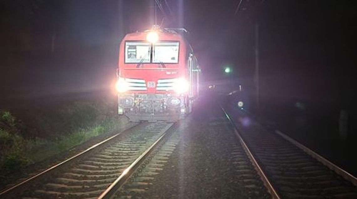 18-latek potrącony przez pociąg. Poszkodowany nastolatek został zabrany do szpitala