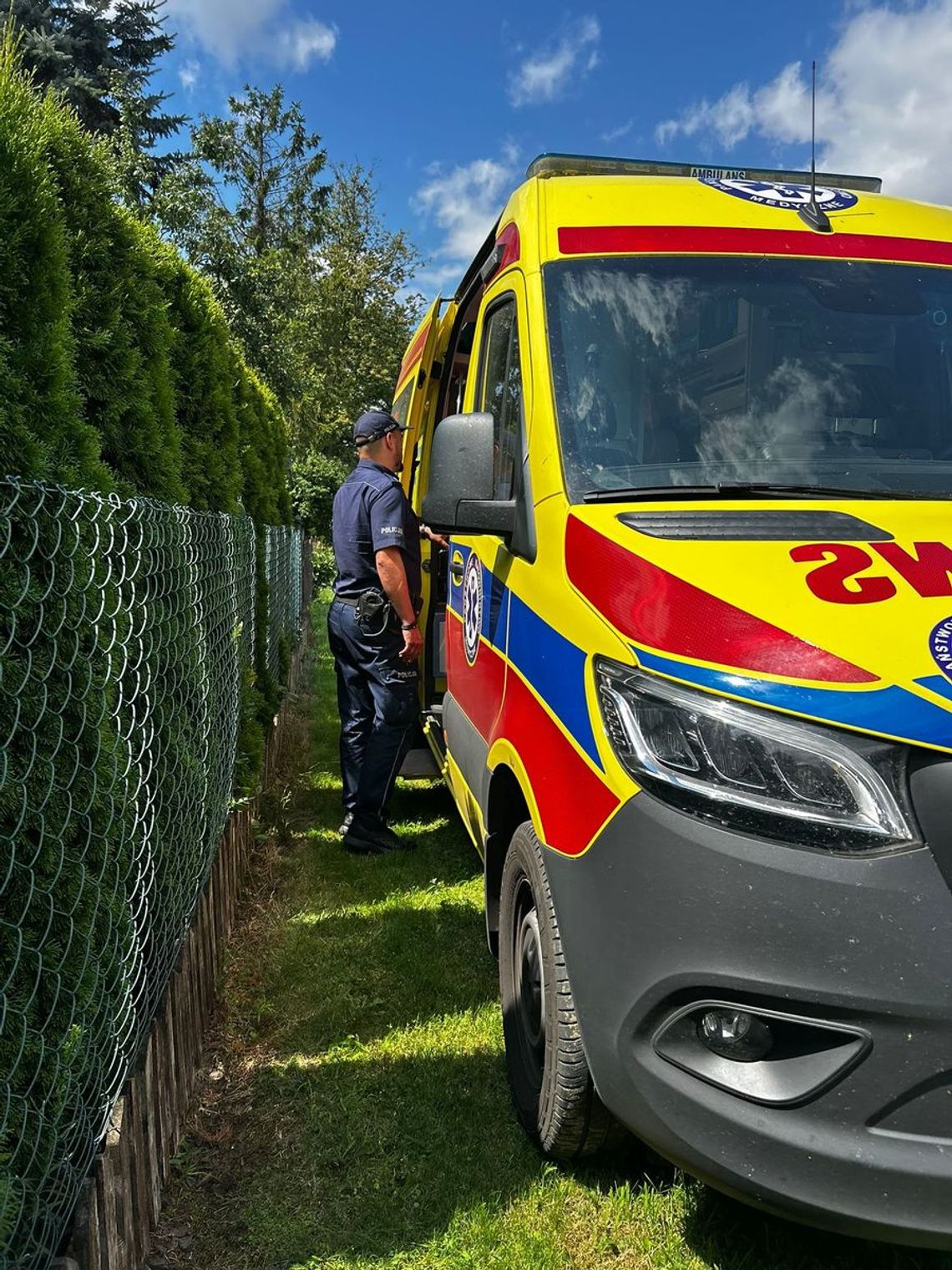18-latek powiedział mamie, że chce ze sobą skończyć i uciekł. Policjanci odnaleźli go w lesie